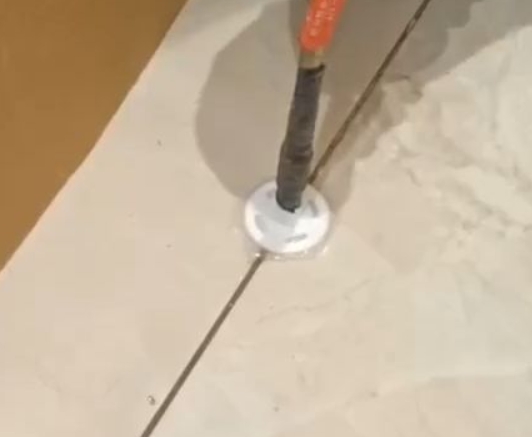 临颍瓷砖空鼓维修公司专业解答瓷砖在铺贴过程中，如果没有涂抹均匀到位的粘结材料（如水泥砂浆或瓷砖胶），可能会导致以下问题